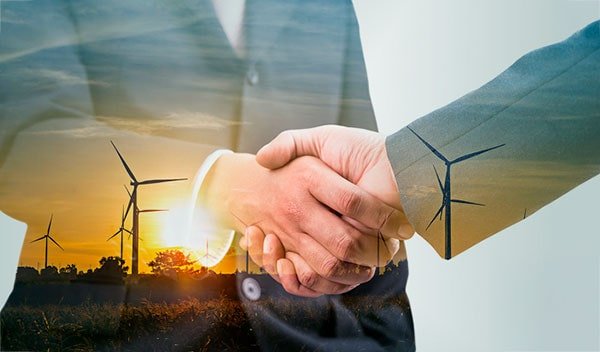 Cierre de acuerdo empresarial con enfoque en energías renovables y sostenibilidad.