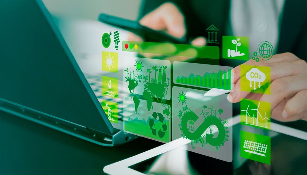 Persona usando un teléfono y una notebook con gráficos e iconos de desarrollo sostenible.